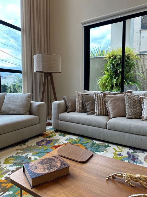 No frio, o tapete coopera para deixar o ambiente mais caloroso | Projeto Meneghisso & Pasquotto Arquitetura | Foto: Divulgação