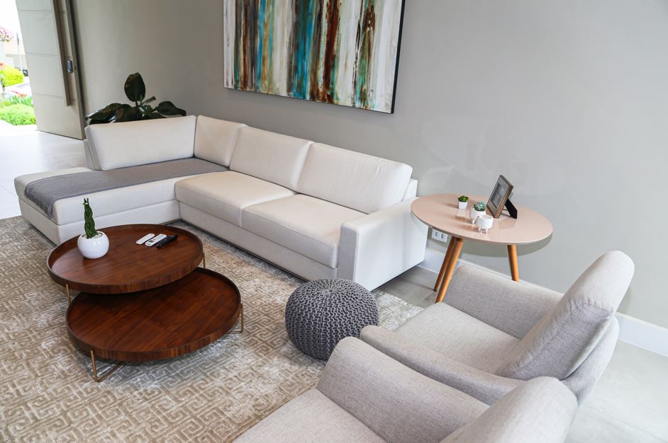 Um novo arranjo na mesa de centro com pinhas ou uma capa nova no sofá podem transformar o clima da casa| Projeto Meneghisso & Pasquotto Arquitetura | Foto: Divulgação