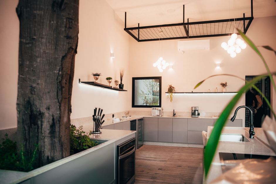 Com o ar mais seco no outono, vale apostar em umidificadores naturais, vasos com água e muitas plantinhas para equilibrar o ambiente | Projeto Meneghisso & Pasquotto Arquitetura | Foto: Divulgação