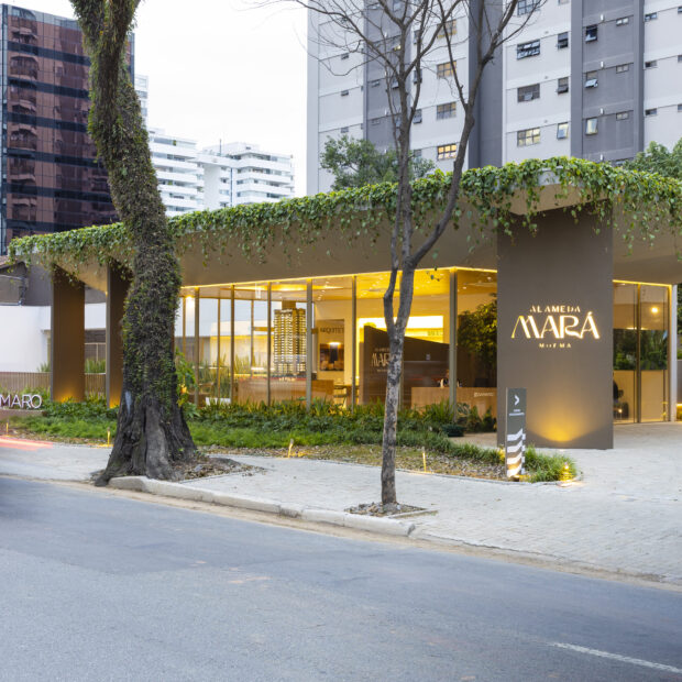 Stand em Moema integra quadra de pickleball e paisagismo para criar conexão direta com a rua